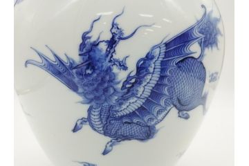 明治期　鍋島焼　鍋島家　染付　杏葉の紋　麒麟図　威厳に満ちた凛々しい麒麟図の飾り壺(花瓶、花入れ)(R-061895)