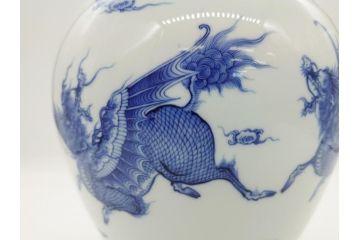 明治期　鍋島焼　鍋島家　染付　杏葉の紋　麒麟図　威厳に満ちた凛々しい麒麟図の飾り壺(花瓶、花入れ)(R-061895)