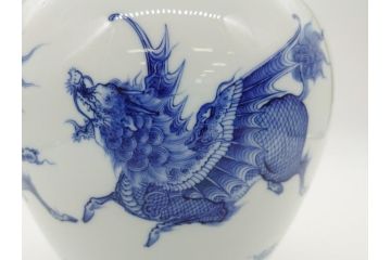 明治期　鍋島焼　鍋島家　染付　杏葉の紋　麒麟図　威厳に満ちた凛々しい麒麟図の飾り壺(花瓶、花入れ)(R-061895)