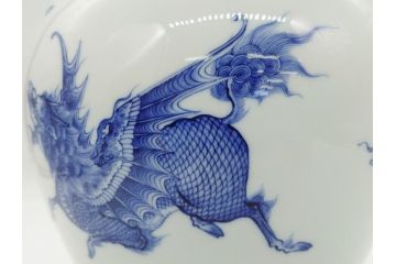明治期　鍋島焼　鍋島家　染付　杏葉の紋　麒麟図　威厳に満ちた凛々しい麒麟図の飾り壺(花瓶、花入れ)(R-061895)