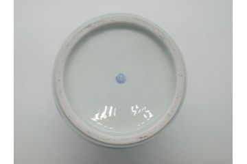 明治期　鍋島焼　鍋島家　染付　杏葉の紋　麒麟図　威厳に満ちた凛々しい麒麟図の飾り壺(花瓶、花入れ)(R-061895)