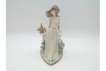 リヤドロ　LLADRO　輝く時　艶めかしく気品漂う女性のフィギュリン(箱なし、陶器人形、置物、オブジェ)(定価181,500円)(R-061896)