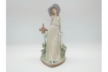 リヤドロ　LLADRO　輝く時　艶めかしく気品漂う女性のフィギュリン(箱なし、陶器人形、置物、オブジェ)(定価181,500円)(R-061896)