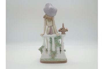 リヤドロ　LLADRO　輝く時　艶めかしく気品漂う女性のフィギュリン(箱なし、陶器人形、置物、オブジェ)(定価181,500円)(R-061896)