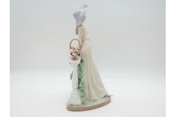 リヤドロ　LLADRO　輝く時　艶めかしく気品漂う女性のフィギュリン(箱なし、陶器人形、置物、オブジェ)(定価181,500円)(R-061896)