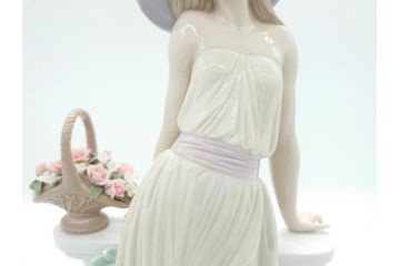 リヤドロ　LLADRO　輝く時　艶めかしく気品漂う女性のフィギュリン(箱なし、陶器人形、置物、オブジェ)(定価181,500円)(R-061896)
