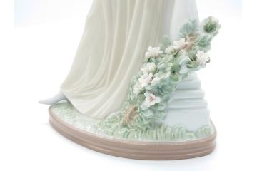 リヤドロ　LLADRO　輝く時　艶めかしく気品漂う女性のフィギュリン(箱なし、陶器人形、置物、オブジェ)(定価181,500円)(R-061896)