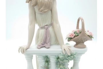 リヤドロ　LLADRO　輝く時　艶めかしく気品漂う女性のフィギュリン(箱なし、陶器人形、置物、オブジェ)(定価181,500円)(R-061896)