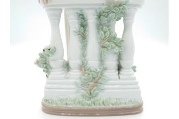 リヤドロ　LLADRO　輝く時　艶めかしく気品漂う女性のフィギュリン(箱なし、陶器人形、置物、オブジェ)(定価181,500円)(R-061896)