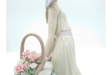 リヤドロ　LLADRO　輝く時　艶めかしく気品漂う女性のフィギュリン(箱なし、陶器人形、置物、オブジェ)(定価181,500円)(R-061896)