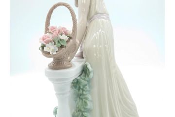 リヤドロ　LLADRO　輝く時　艶めかしく気品漂う女性のフィギュリン(箱なし、陶器人形、置物、オブジェ)(定価181,500円)(R-061896)