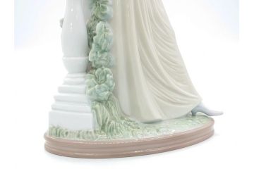 リヤドロ　LLADRO　輝く時　艶めかしく気品漂う女性のフィギュリン(箱なし、陶器人形、置物、オブジェ)(定価181,500円)(R-061896)