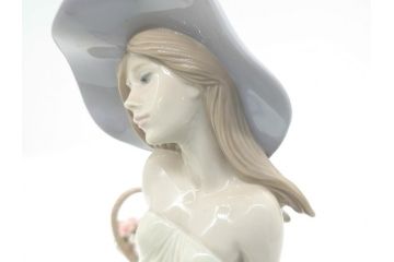 リヤドロ　LLADRO　輝く時　艶めかしく気品漂う女性のフィギュリン(箱なし、陶器人形、置物、オブジェ)(定価181,500円)(R-061896)