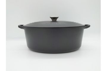 フランス　Le Creuset　ル・クルーゼ　ココット・オーバル　マッドブラック　スタイリッシュなカラーリングと機能性を兼ね備えた万能鍋(箱付き、キッチンウェア、鋳物(いもの)、ホーロー鍋)(R-061899)