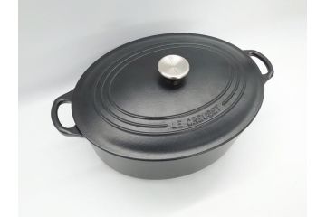 フランス　Le Creuset　ル・クルーゼ　ココット・オーバル　マッドブラック　スタイリッシュなカラーリングと機能性を兼ね備えた万能鍋(箱付き、キッチンウェア、鋳物(いもの)、ホーロー鍋)(R-061899)