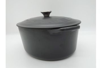 フランス　Le Creuset　ル・クルーゼ　ココット・オーバル　マッドブラック　スタイリッシュなカラーリングと機能性を兼ね備えた万能鍋(箱付き、キッチンウェア、鋳物(いもの)、ホーロー鍋)(R-061899)