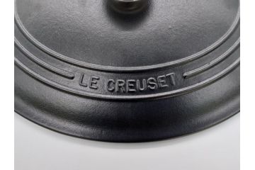 フランス　Le Creuset　ル・クルーゼ　ココット・オーバル　マッドブラック　スタイリッシュなカラーリングと機能性を兼ね備えた万能鍋(箱付き、キッチンウェア、鋳物(いもの)、ホーロー鍋)(R-061899)