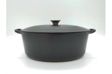 フランス　Le Creuset　ル・クルーゼ　ココット・オーバル　マッドブラック　スタイリッシュなカラーリングと機能性を兼ね備えた万能鍋(箱付き、キッチンウェア、鋳物(いもの)、ホーロー鍋)(R-061899)