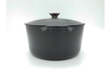 フランス　Le Creuset　ル・クルーゼ　ココット・オーバル　マッドブラック　スタイリッシュなカラーリングと機能性を兼ね備えた万能鍋(箱付き、キッチンウェア、鋳物(いもの)、ホーロー鍋)(R-061899)
