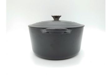 フランス　Le Creuset　ル・クルーゼ　ココット・オーバル　マッドブラック　スタイリッシュなカラーリングと機能性を兼ね備えた万能鍋(箱付き、キッチンウェア、鋳物(いもの)、ホーロー鍋)(R-061899)