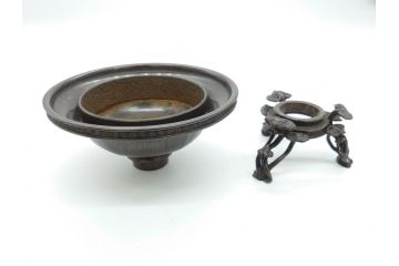江戸〜明治　木村渡雲(二代目　村田整)　渡雲鋳　古銅　三足　味わい深い彫刻が存在感のある水盤(薄端、花器)(R-061901)
