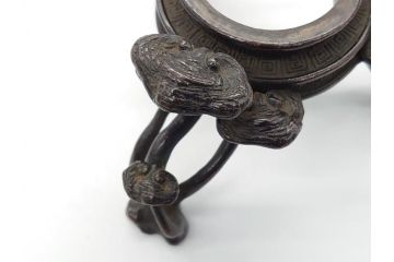 江戸〜明治　木村渡雲(二代目　村田整)　渡雲鋳　古銅　三足　味わい深い彫刻が存在感のある水盤(薄端、花器)(R-061901)