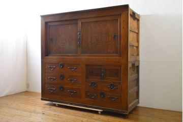 和製アンティーク 漆塗り 前面欅(ケヤキ)材 上質な空間を演出する六尺サイズの収納箪笥キャビネット(夜具箪笥、水屋箪笥、布団箪笥、食器棚、戸棚、収納棚、引き出し)(R-061907)