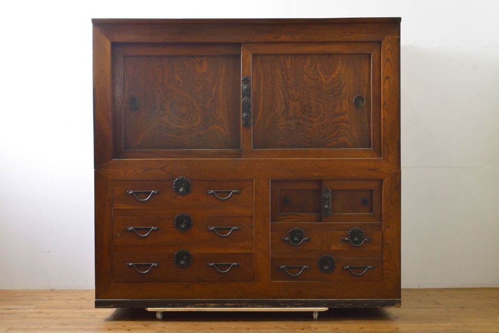 和製アンティーク 漆塗り 前面欅(ケヤキ)材 上質な空間を演出する六尺サイズの収納箪笥キャビネット(夜具箪笥、水屋箪笥、布団箪笥、食器棚、戸棚、収納棚、引き出し)(R-061907)