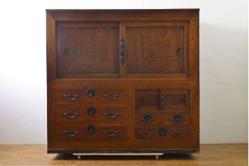 和製アンティーク 漆塗り 前面欅(ケヤキ)材 上質な空間を演出する六尺サイズの収納箪笥キャビネット(夜具箪笥、水屋箪笥、布団箪笥、食器棚、戸棚、収納棚、引き出し)(R-061907)