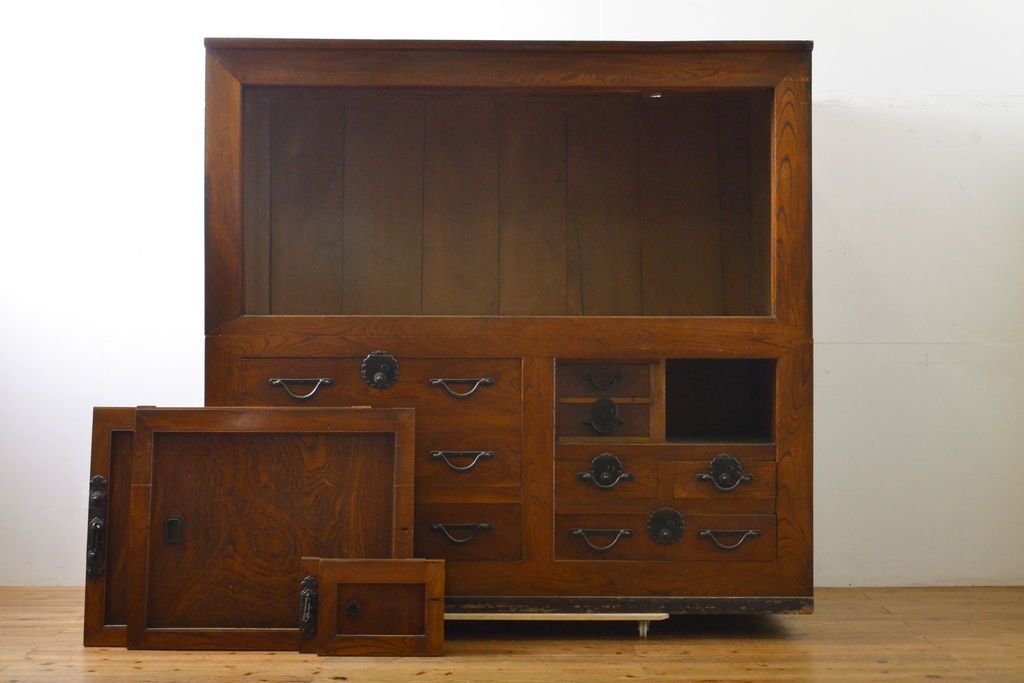 和製アンティーク 漆塗り 前面欅(ケヤキ)材 上質な空間を演出する六尺サイズの収納箪笥キャビネット(夜具箪笥、水屋箪笥、布団箪笥、食器棚、戸棚、収納棚、引き出し)(R-061907)