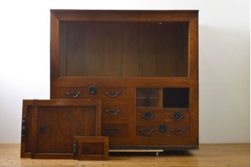 和製アンティーク 漆塗り 前面欅(ケヤキ)材 上質な空間を演出する六尺サイズの収納箪笥キャビネット(夜具箪笥、水屋箪笥、布団箪笥、食器棚、戸棚、収納棚、引き出し)(R-061907)