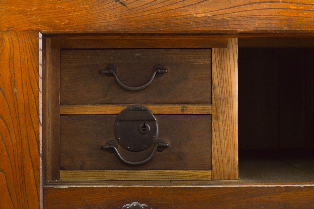 和製アンティーク 漆塗り 前面欅(ケヤキ)材 上質な空間を演出する六尺サイズの収納箪笥キャビネット(夜具箪笥、水屋箪笥、布団箪笥、食器棚、戸棚、収納棚、引き出し)(R-061907)