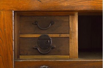 和製アンティーク 漆塗り 前面欅(ケヤキ)材 上質な空間を演出する六尺サイズの収納箪笥キャビネット(夜具箪笥、水屋箪笥、布団箪笥、食器棚、戸棚、収納棚、引き出し)(R-061907)