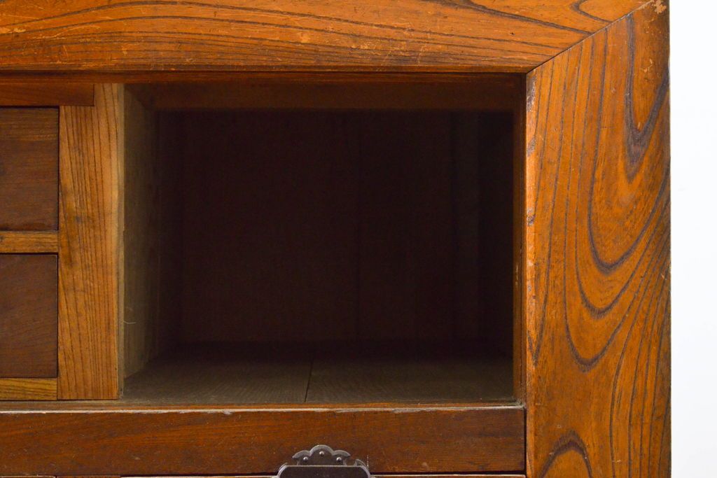 和製アンティーク 漆塗り 前面欅(ケヤキ)材 上質な空間を演出する六尺サイズの収納箪笥キャビネット(夜具箪笥、水屋箪笥、布団箪笥、食器棚、戸棚、収納棚、引き出し)(R-061907)