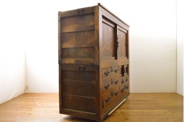 和製アンティーク 漆塗り 前面欅(ケヤキ)材 上質な空間を演出する六尺サイズの収納箪笥キャビネット(夜具箪笥、水屋箪笥、布団箪笥、食器棚、戸棚、収納棚、引き出し)(R-061907)