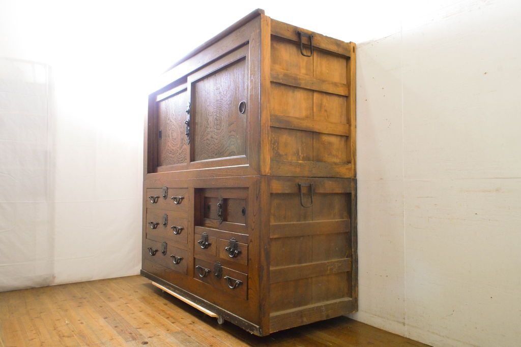 和製アンティーク 漆塗り 前面欅(ケヤキ)材 上質な空間を演出する六尺サイズの収納箪笥キャビネット(夜具箪笥、水屋箪笥、布団箪笥、食器棚、戸棚、収納棚、引き出し)(R-061907)