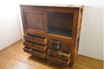 和製アンティーク 漆塗り 前面欅(ケヤキ)材 上質な空間を演出する六尺サイズの収納箪笥キャビネット(夜具箪笥、水屋箪笥、布団箪笥、食器棚、戸棚、収納棚、引き出し)(R-061907)