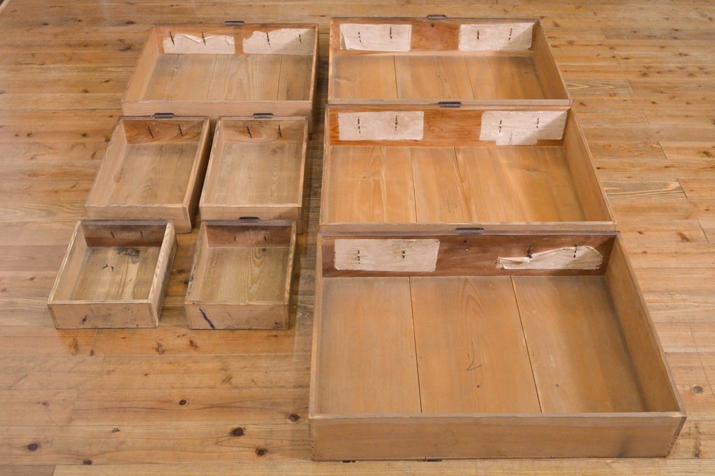 和製アンティーク 漆塗り 前面欅(ケヤキ)材 上質な空間を演出する六尺サイズの収納箪笥キャビネット(夜具箪笥、水屋箪笥、布団箪笥、食器棚、戸棚、収納棚、引き出し)(R-061907)