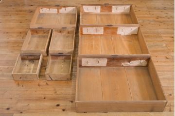 和製アンティーク 漆塗り 前面欅(ケヤキ)材 上質な空間を演出する六尺サイズの収納箪笥キャビネット(夜具箪笥、水屋箪笥、布団箪笥、食器棚、戸棚、収納棚、引き出し)(R-061907)