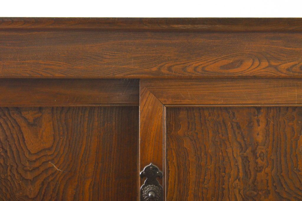 和製アンティーク 漆塗り 前面欅(ケヤキ)材 上質な空間を演出する六尺サイズの収納箪笥キャビネット(夜具箪笥、水屋箪笥、布団箪笥、食器棚、戸棚、収納棚、引き出し)(R-061907)