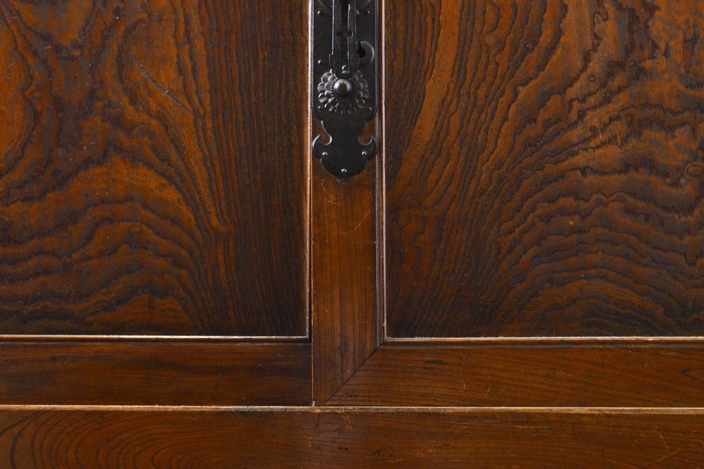 和製アンティーク 漆塗り 前面欅(ケヤキ)材 上質な空間を演出する六尺サイズの収納箪笥キャビネット(夜具箪笥、水屋箪笥、布団箪笥、食器棚、戸棚、収納棚、引き出し)(R-061907)