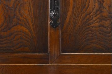 和製アンティーク 漆塗り 前面欅(ケヤキ)材 上質な空間を演出する六尺サイズの収納箪笥キャビネット(夜具箪笥、水屋箪笥、布団箪笥、食器棚、戸棚、収納棚、引き出し)(R-061907)