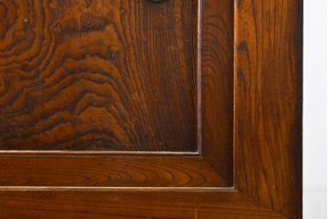 和製アンティーク 漆塗り 前面欅(ケヤキ)材 上質な空間を演出する六尺サイズの収納箪笥キャビネット(夜具箪笥、水屋箪笥、布団箪笥、食器棚、戸棚、収納棚、引き出し)(R-061907)