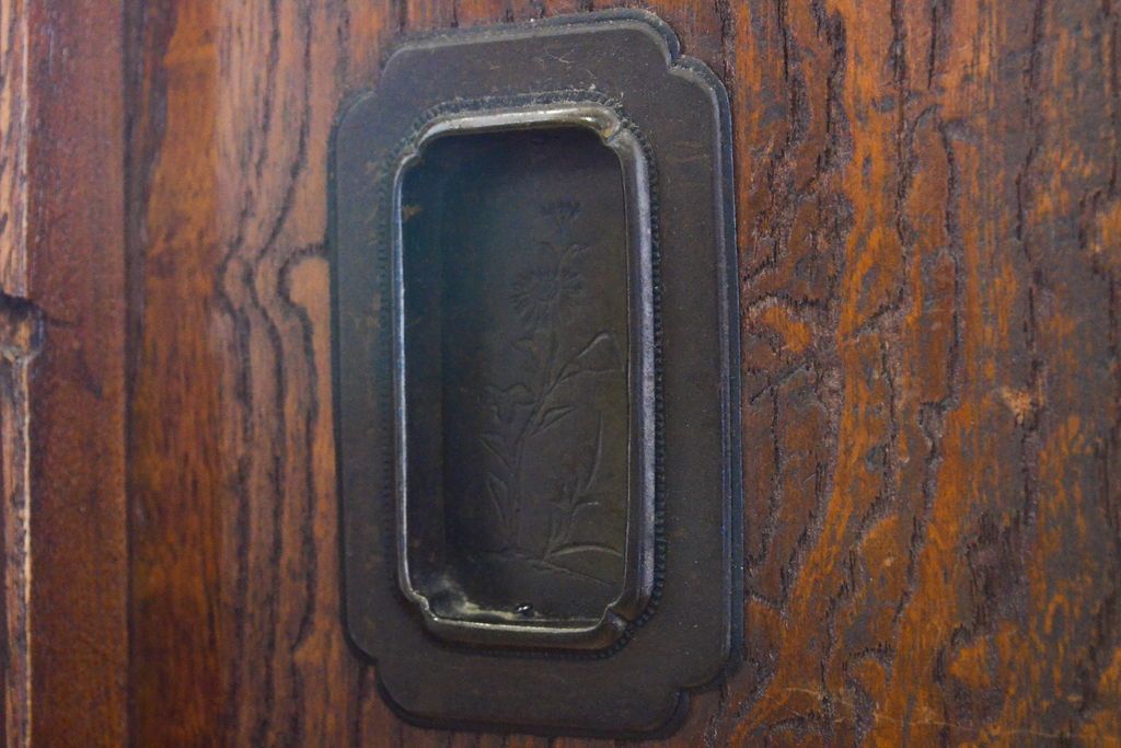 和製アンティーク 漆塗り 前面欅(ケヤキ)材 上質な空間を演出する六尺サイズの収納箪笥キャビネット(夜具箪笥、水屋箪笥、布団箪笥、食器棚、戸棚、収納棚、引き出し)(R-061907)