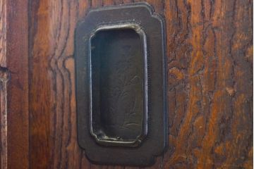 和製アンティーク 漆塗り 前面欅(ケヤキ)材 上質な空間を演出する六尺サイズの収納箪笥キャビネット(夜具箪笥、水屋箪笥、布団箪笥、食器棚、戸棚、収納棚、引き出し)(R-061907)