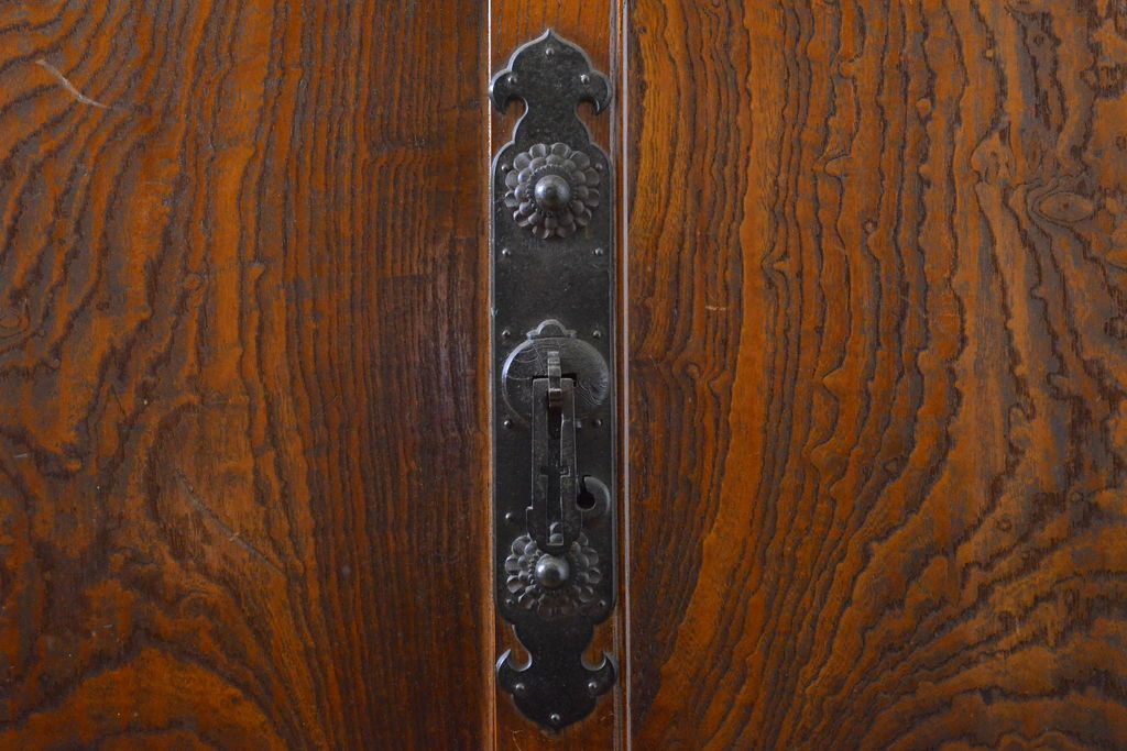 和製アンティーク 漆塗り 前面欅(ケヤキ)材 上質な空間を演出する六尺サイズの収納箪笥キャビネット(夜具箪笥、水屋箪笥、布団箪笥、食器棚、戸棚、収納棚、引き出し)(R-061907)