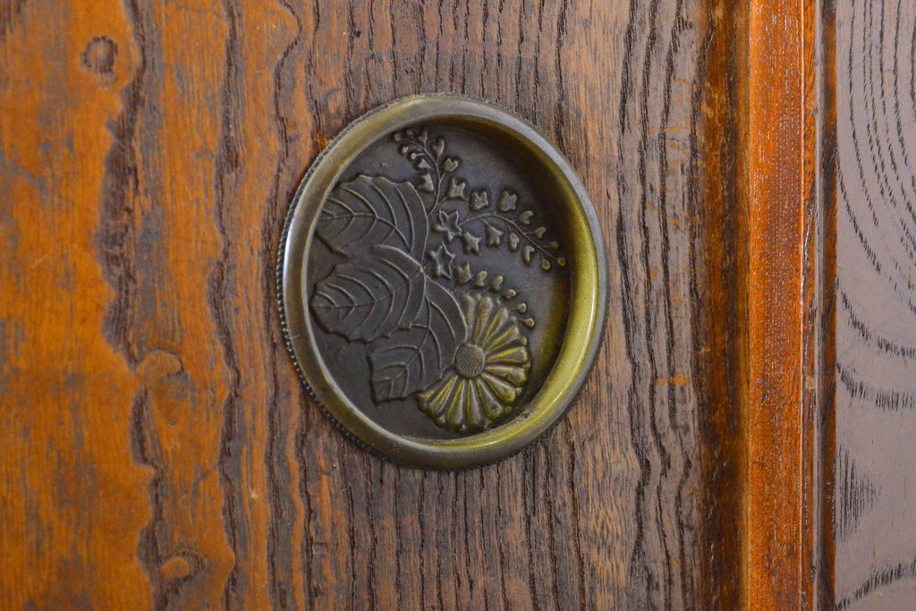 和製アンティーク 漆塗り 前面欅(ケヤキ)材 上質な空間を演出する六尺サイズの収納箪笥キャビネット(夜具箪笥、水屋箪笥、布団箪笥、食器棚、戸棚、収納棚、引き出し)(R-061907)