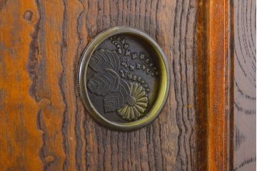 和製アンティーク 漆塗り 前面欅(ケヤキ)材 上質な空間を演出する六尺サイズの収納箪笥キャビネット(夜具箪笥、水屋箪笥、布団箪笥、食器棚、戸棚、収納棚、引き出し)(R-061907)