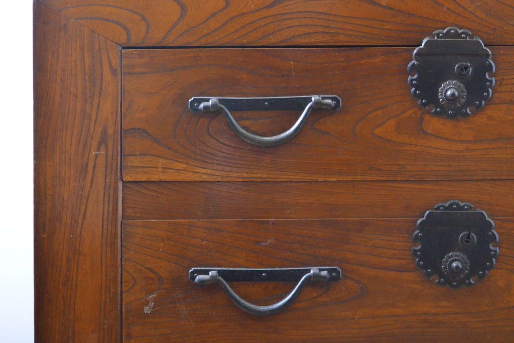 和製アンティーク 漆塗り 前面欅(ケヤキ)材 上質な空間を演出する六尺サイズの収納箪笥キャビネット(夜具箪笥、水屋箪笥、布団箪笥、食器棚、戸棚、収納棚、引き出し)(R-061907)