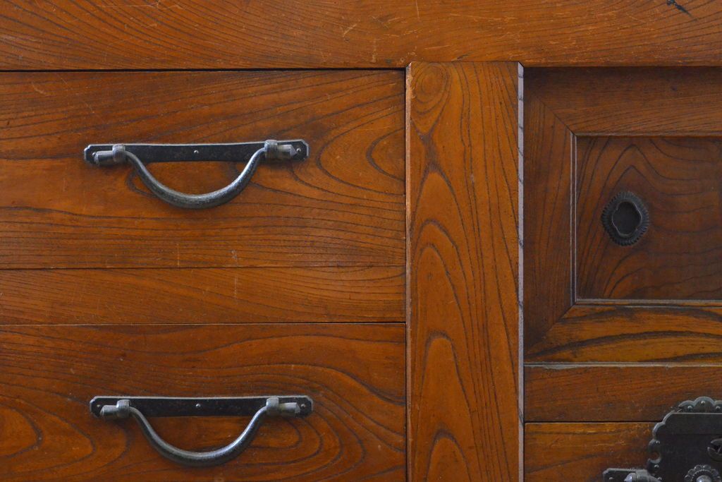 和製アンティーク 漆塗り 前面欅(ケヤキ)材 上質な空間を演出する六尺サイズの収納箪笥キャビネット(夜具箪笥、水屋箪笥、布団箪笥、食器棚、戸棚、収納棚、引き出し)(R-061907)